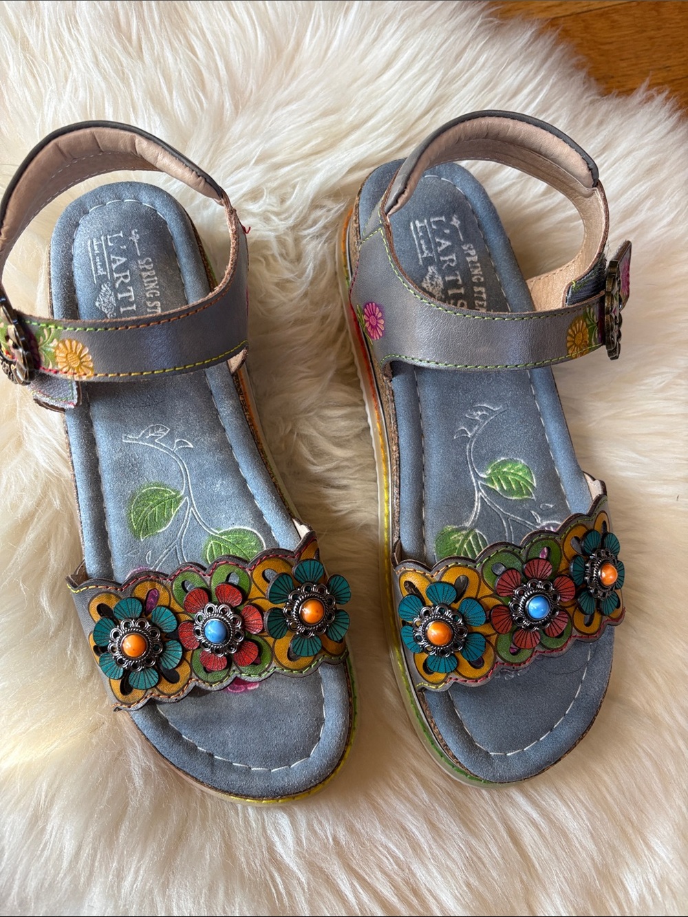 L'Artiste Gray Leather Sandals with Multicolor Floral Accents